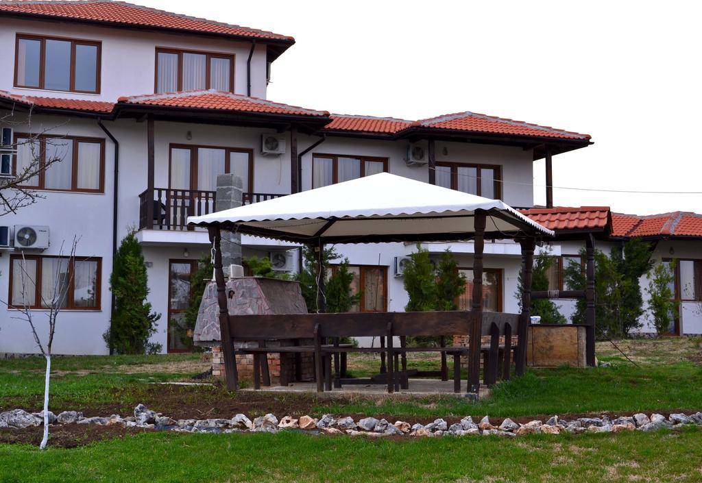 Guest House Misha Petrevene 외부 사진